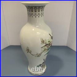 A Fine Chinese Famille Rose Porcelain Vase Large