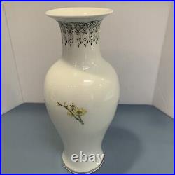 A Fine Chinese Famille Rose Porcelain Vase Large