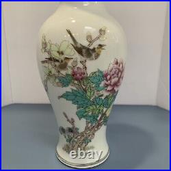 A Fine Chinese Famille Rose Porcelain Vase Large