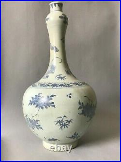 A large Chinese Transitional period Hatcher Cargo blue & white vase 17thc