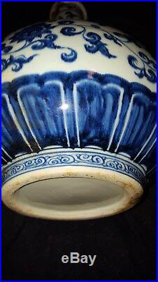 Antique Chinese blue white vase. Large body with narrow mouth design (markings)