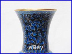 BEAUTIFUL VINTAGE CHINESE LARGE BLUE CLOISONNE VASE With A FLORAL MOTIF