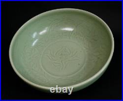 Chinese Large Yuan Dynasty Longquan Kiln Engraved Bowl 23 cm