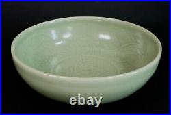 Chinese Large Yuan Dynasty Longquan Kiln Engraved Bowl 23 cm