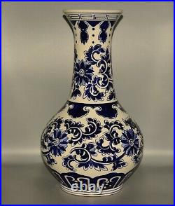 Chinese Republic Original Vintage Signed Taiwan ROC Blue & White Porcelain Vase