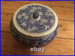 LARGE 18th/19th CENTURY PORCELAIN BLUE & WHITE CHINESE JAR WITH MATCHING LID
