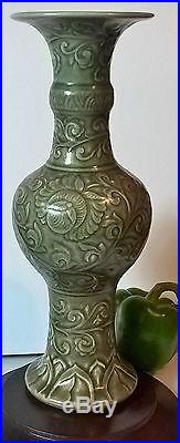 Large17th century antique chinese longquan celadon vase