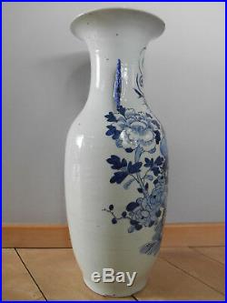 Large antique B/W Chinese vase with a decoration of a bird and flowers