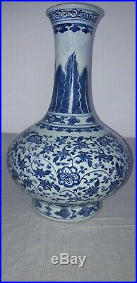 Large antique chinese blue and white vase. Kangxi. 1644.1722