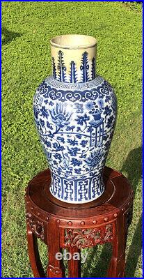 Vintage/Antique Chinese blue and white Beautiful Large porcelain pottery vase